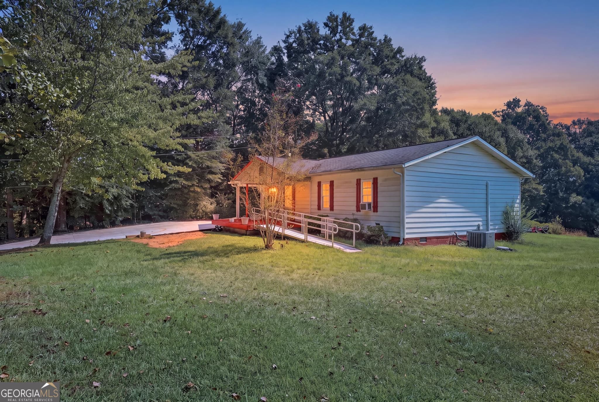 3 bedroom, 1.5 bathroom, 1,484 sq ft single family residence for sale at 282 Wall Bridge Road, Clarkesville, GA 30523 — photo 3