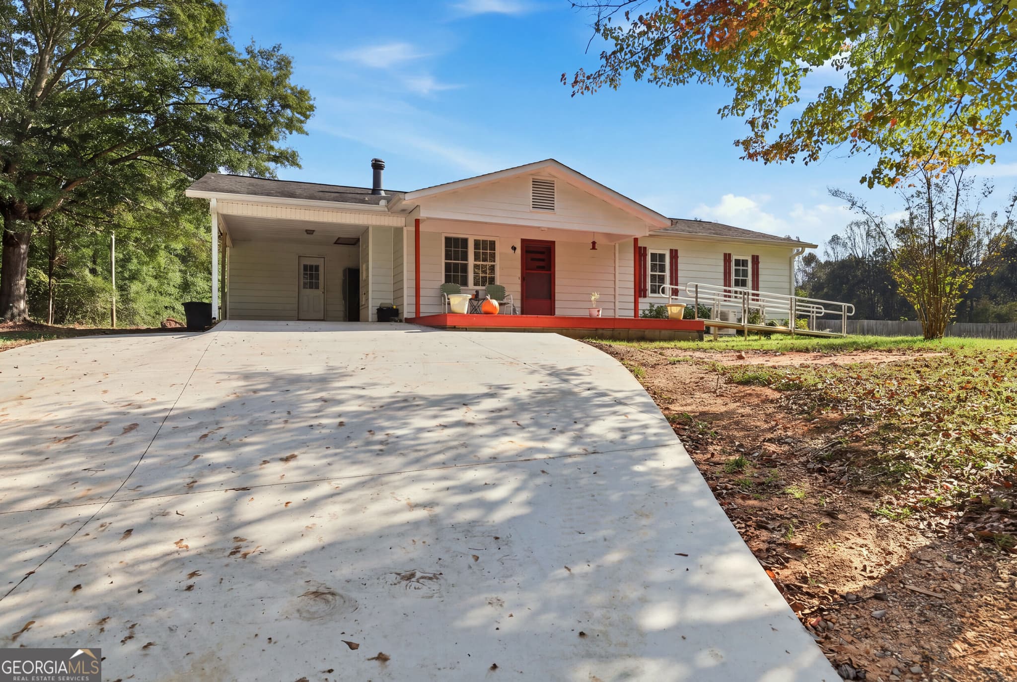 3 bedroom, 1.5 bathroom, 1,484 sq ft single family residence for sale at 282 Wall Bridge Road, Clarkesville, GA 30523 — photo 1 of 44