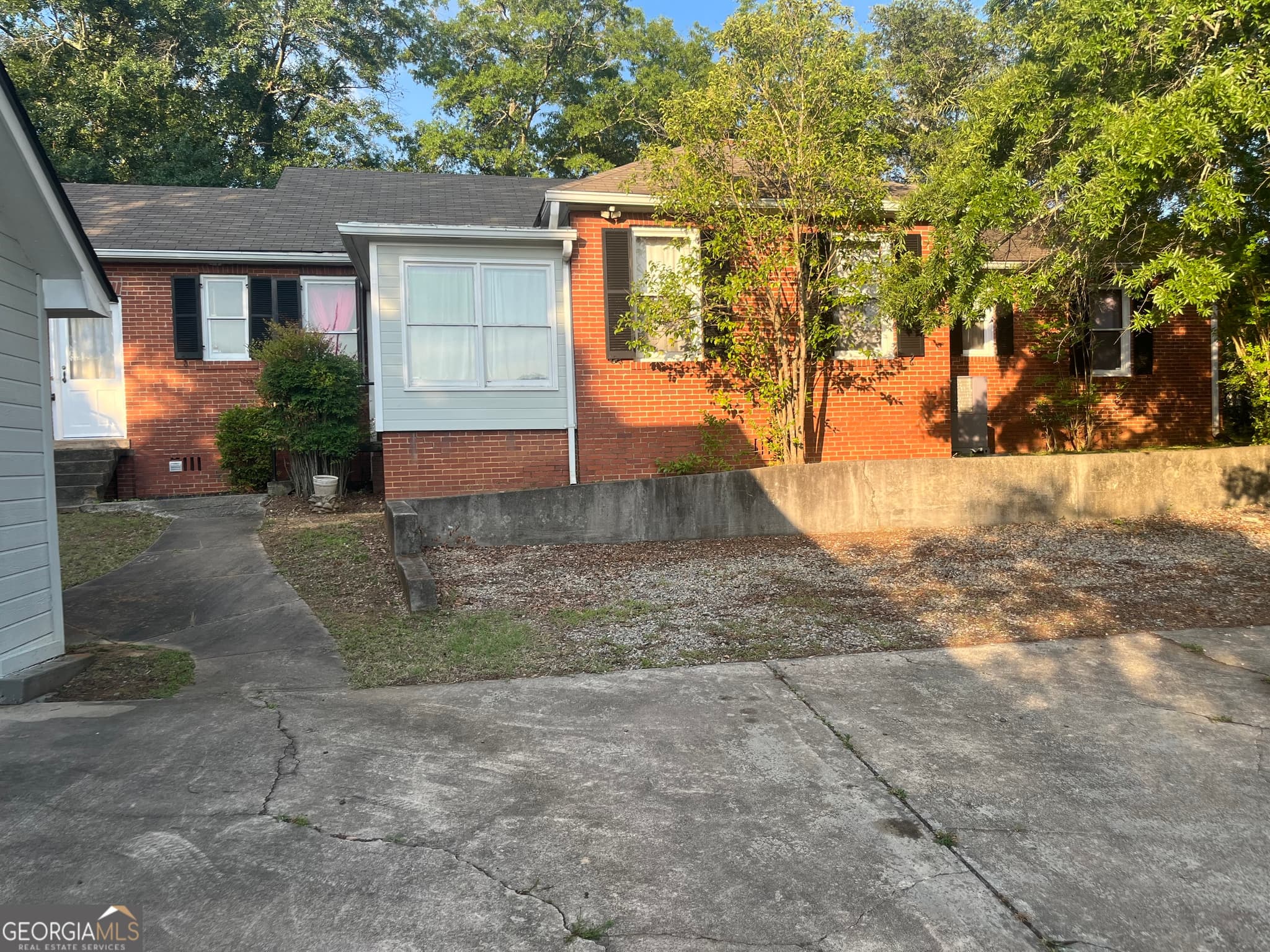 4 bedroom, 3 bathroom, 2,020 sq ft single family residence for sale at 400 N Jefferson Street, Milledgeville, GA 31061 — photo 3