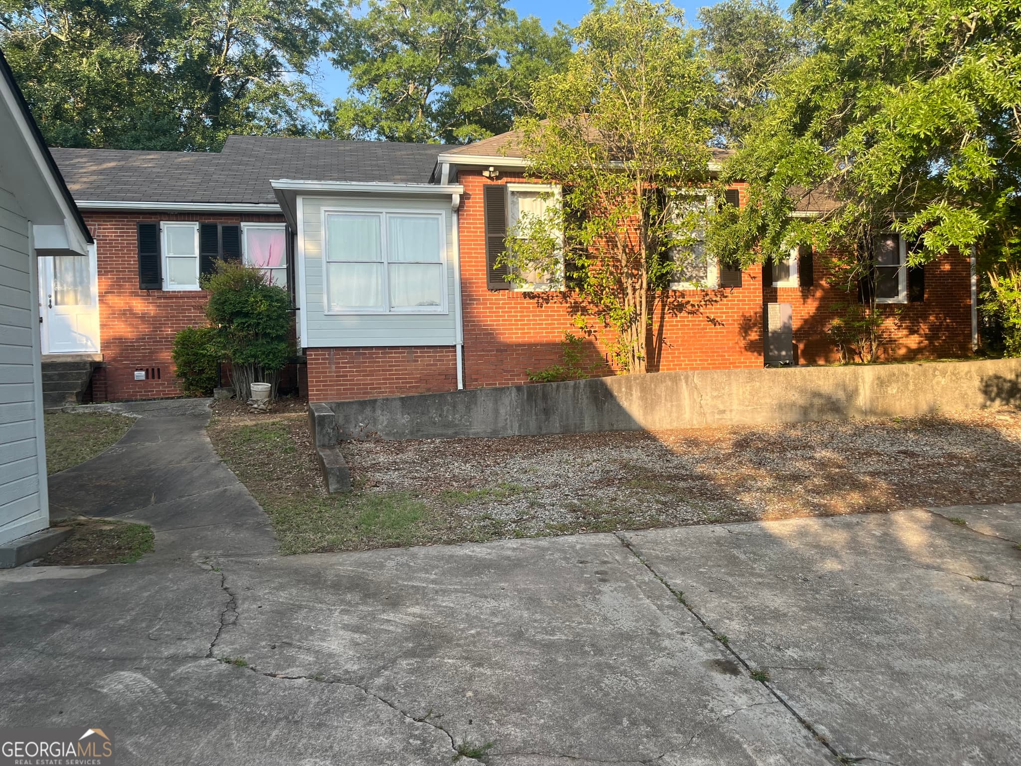4 bedroom, 3 bathroom, 2,020 sq ft single family residence for sale at 400 N Jefferson Street, Milledgeville, GA 31061 — photo 4