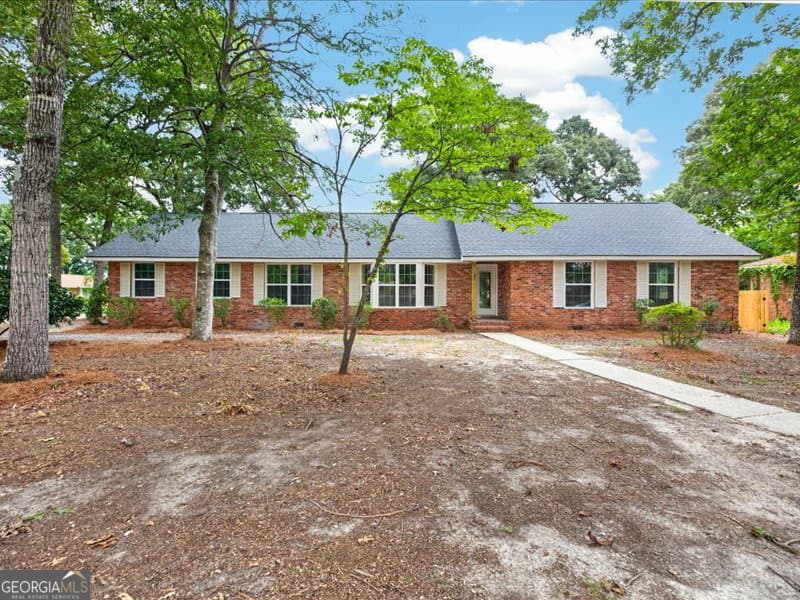 4 bedroom, 3.5 bathroom, 2,950 sq ft single family residence for sale at 216 Ridgeland Drive, Warner Robins, GA 31093