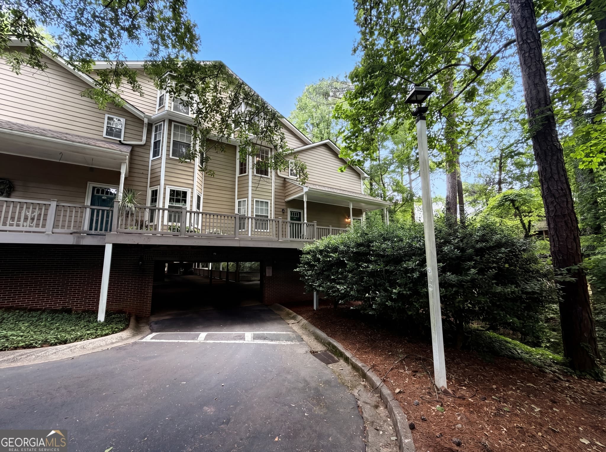3 bedroom, 3 bathroom, 1,542 sq ft condominium sold at 4491 Pineridge Circle, Atlanta, GA 30338
