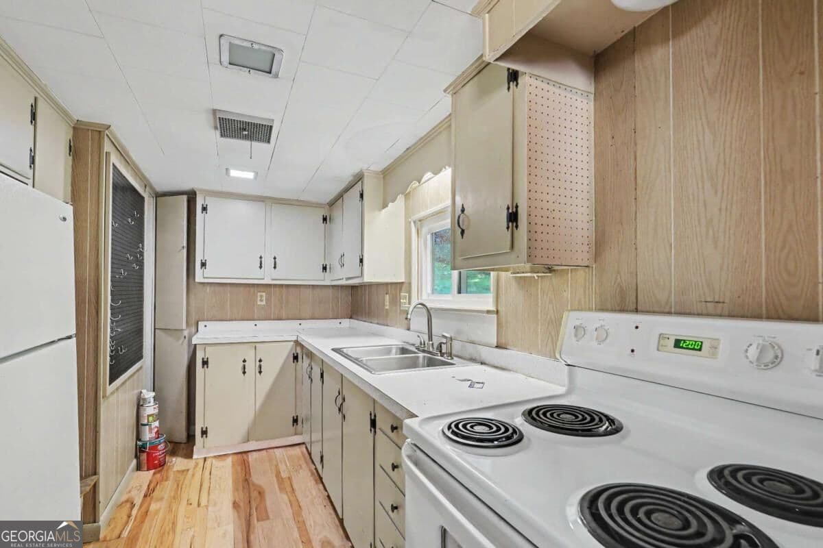1 bedroom, 1 bathroom, 784 sq ft cabin,single family residence for sale at 138 Taylors Chapel Road, Rabun Gap, GA 30568 — photo 10