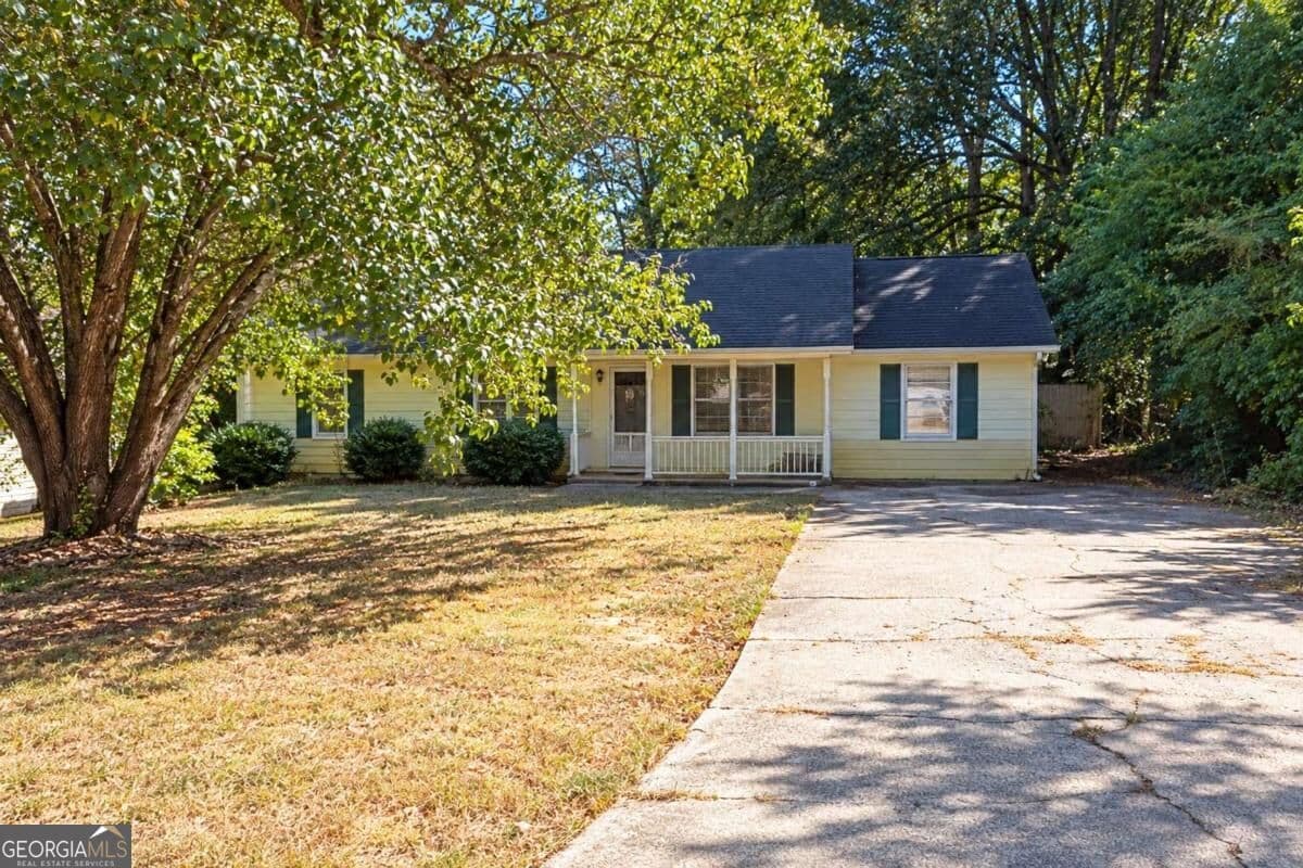 3 bedroom, 2 bathroom, 1,549 sq ft single family residence for sale at 870 Navajo Trail, Covington, GA 30016