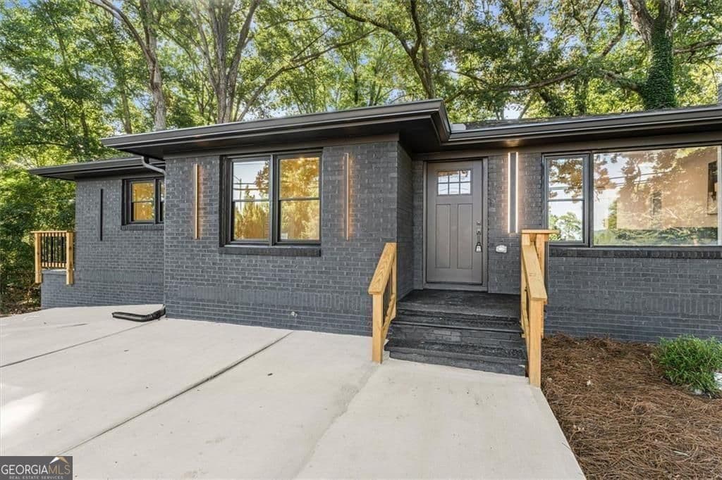 4 bedroom, 3 bathroom, 2,340 sq ft single family residence for sale at 6025 Oakdale Road, Mableton, GA 30126 — photo 5