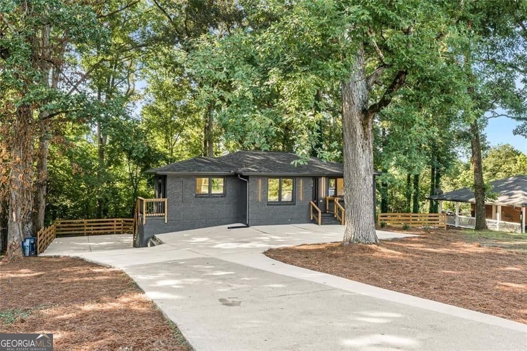 4 bedroom, 3 bathroom, 2,340 sq ft single family residence for sale at 6025 Oakdale Road, Mableton, GA 30126 — photo 4