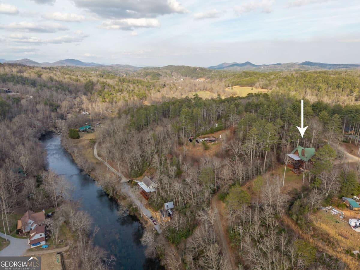 5 bedroom, 5 bathroom, 4,290 sq ft cabin,single family residence for sale at 153 Riverview Circle, Blue Ridge, GA 30513 — photo 7