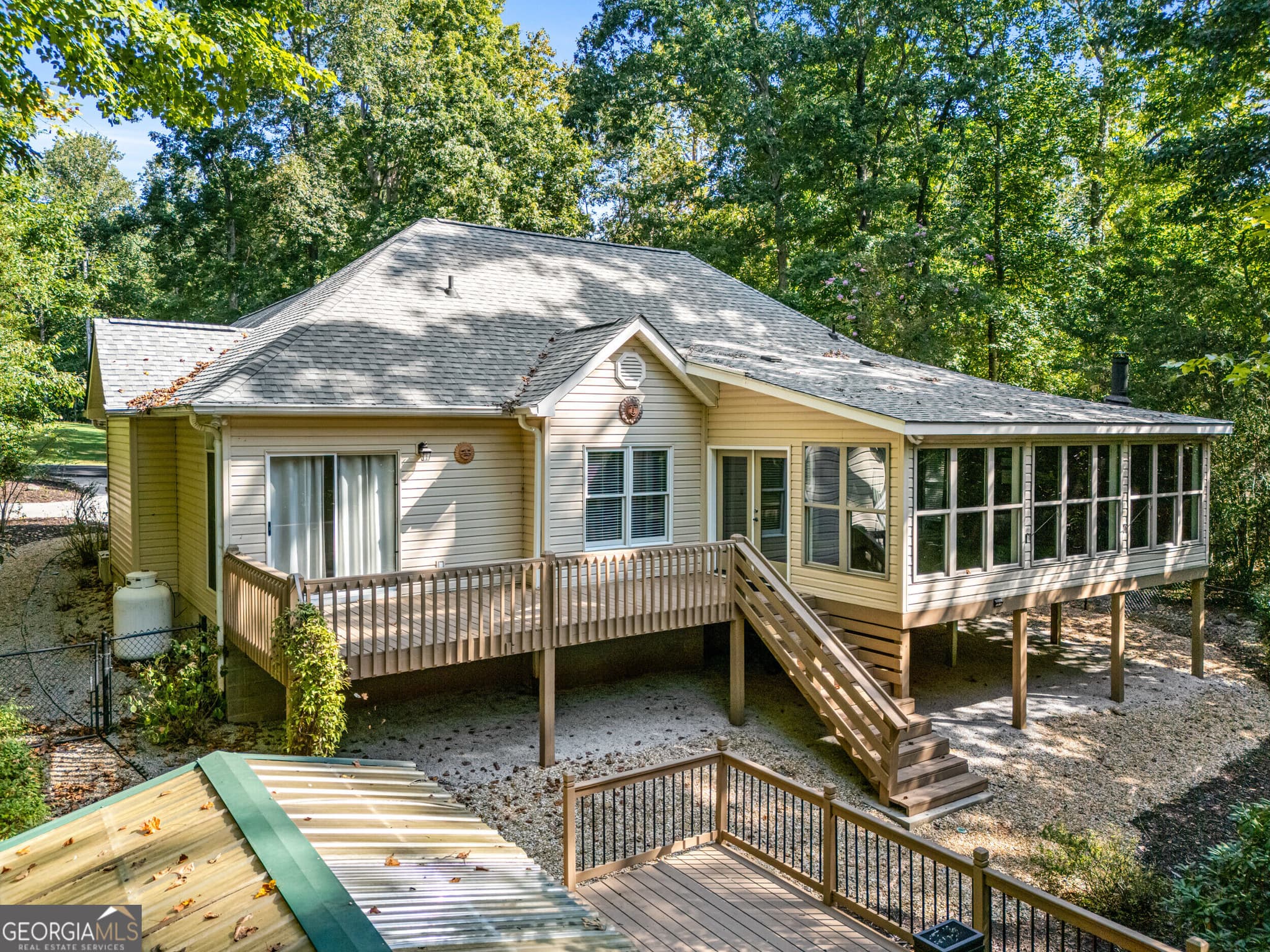 3 bedroom, 2 bathroom, 1,856 sq ft single family residence under contract at 390 Lake Place Drive, Lavonia, GA 30553 — photo 2