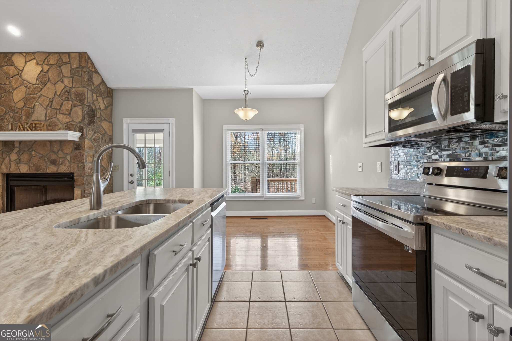 3 bedroom, 2 bathroom, 1,856 sq ft single family residence under contract at 390 Lake Place Drive, Lavonia, GA 30553 — photo 10