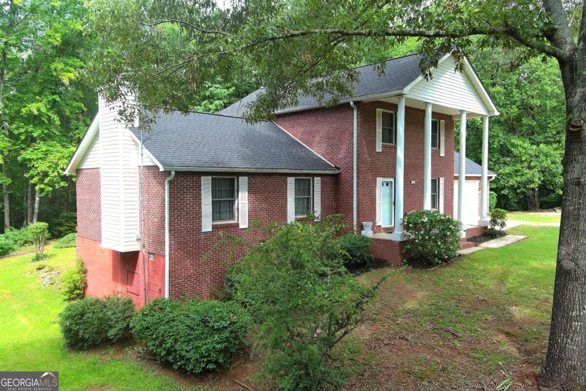 4 bedroom, 2.5 bathroom, 2,138 sq ft single family residence for sale at 240 Riverview Road, Jackson, GA 30233 — photo 5