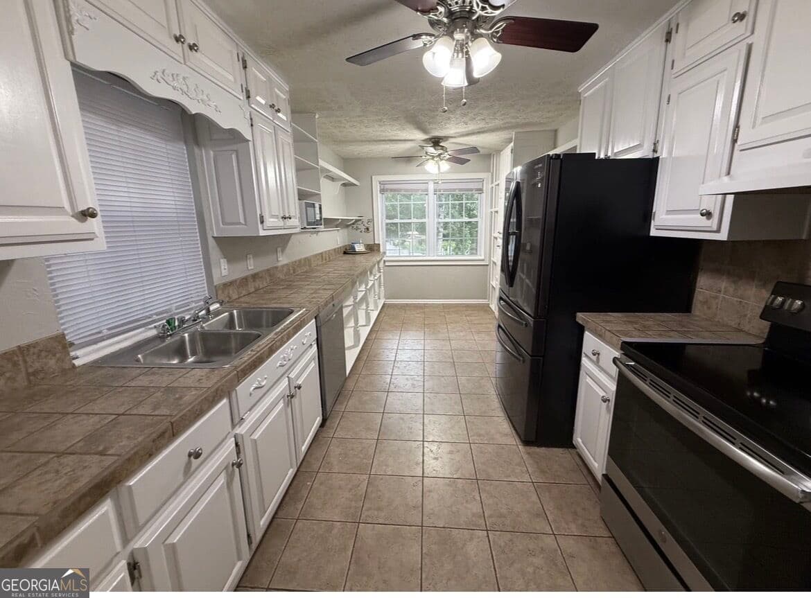 3 bedroom, 2 bathroom, 3,922 sq ft single family residence for rent at 3721 Quail Hollow Trail, Snellville, GA 30039 for $2,200 a month — photo 2