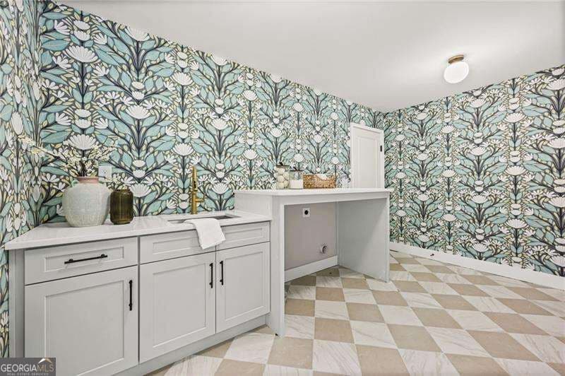 5 bedroom, 3.5 bathroom, 3,800 sq ft single family residence for sale at 675 Weatherly Lane, Sandy Springs, GA 30328 — photo 9