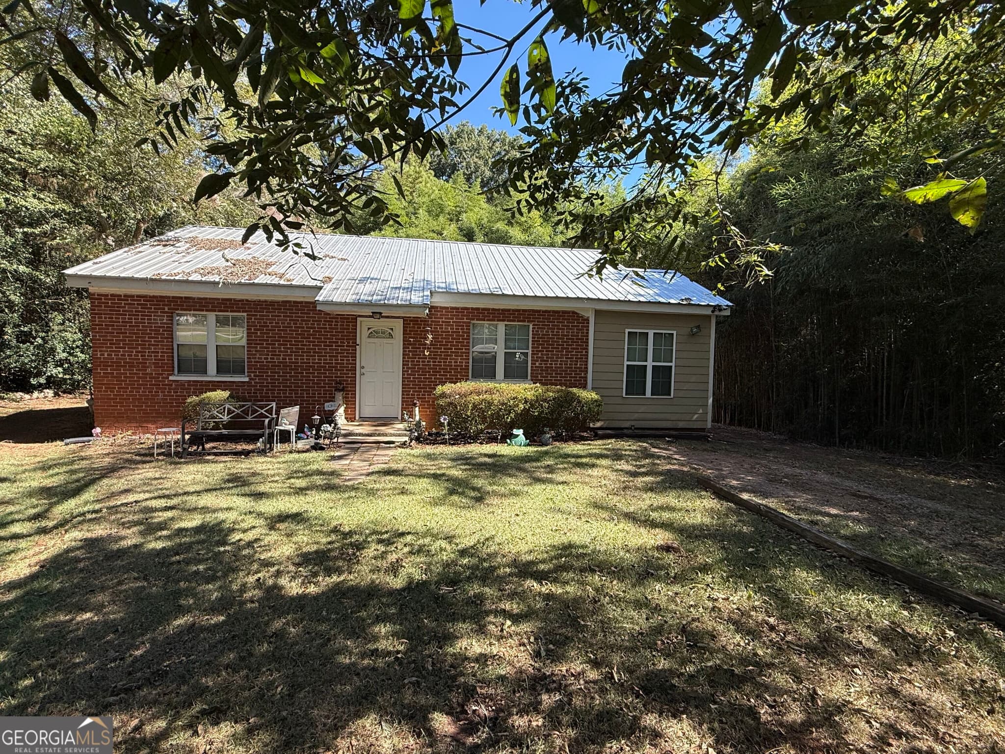 2 bedroom, 1 bathroom, 1,148 sq ft single family residence for sale at 539 Highway 18, Barnesville, GA 30204