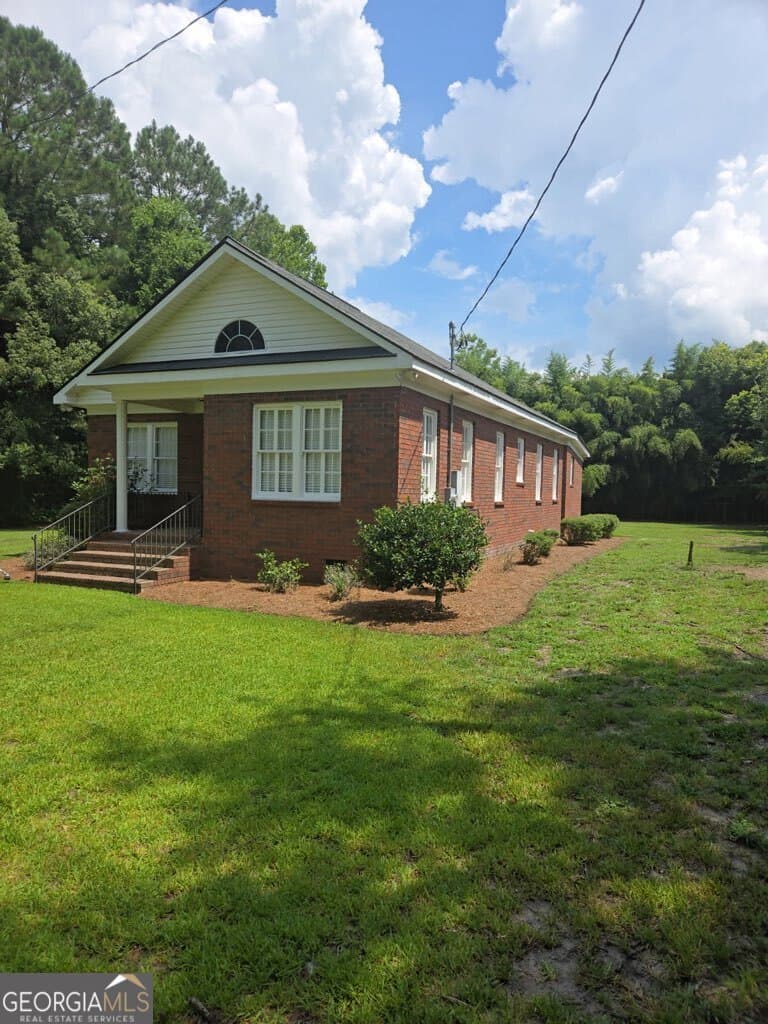 2 bedroom, 2 bathroom, 1,596 sq ft single family residence sold at 824 W Railroad Street, Claxton, GA 30417