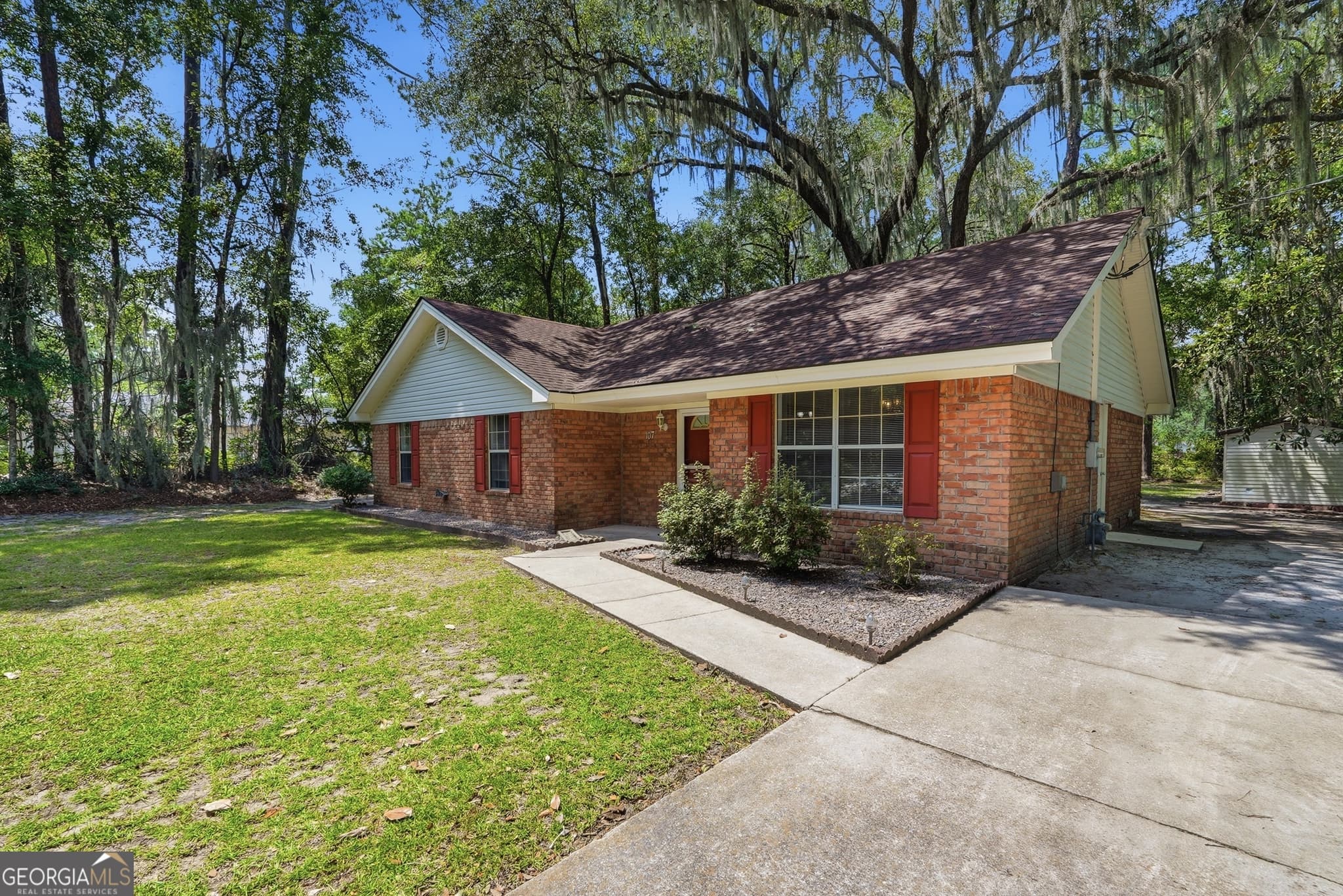 3 bedroom, 2 bathroom, 1,561 sq ft single family residence under contract at 107 E Mills Avenue, Hinesville, GA 31313 — photo 3