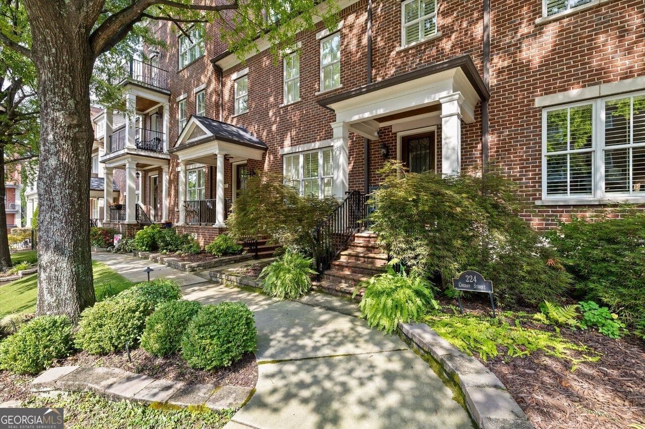 5 bedroom, 4.5 bathroom, 3,752 sq ft townhouse for sale at 224 Cherry Street, Chattanooga, TN 37403 — photo 1 of 98