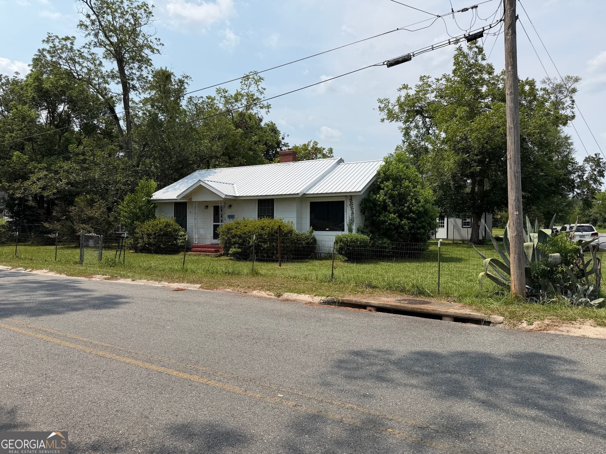 3 bedroom, 2 bathroom, 1,562 sq ft single family residence for sale at 1302 Elizabeth Street, Waycross, GA 31503 — photo 2