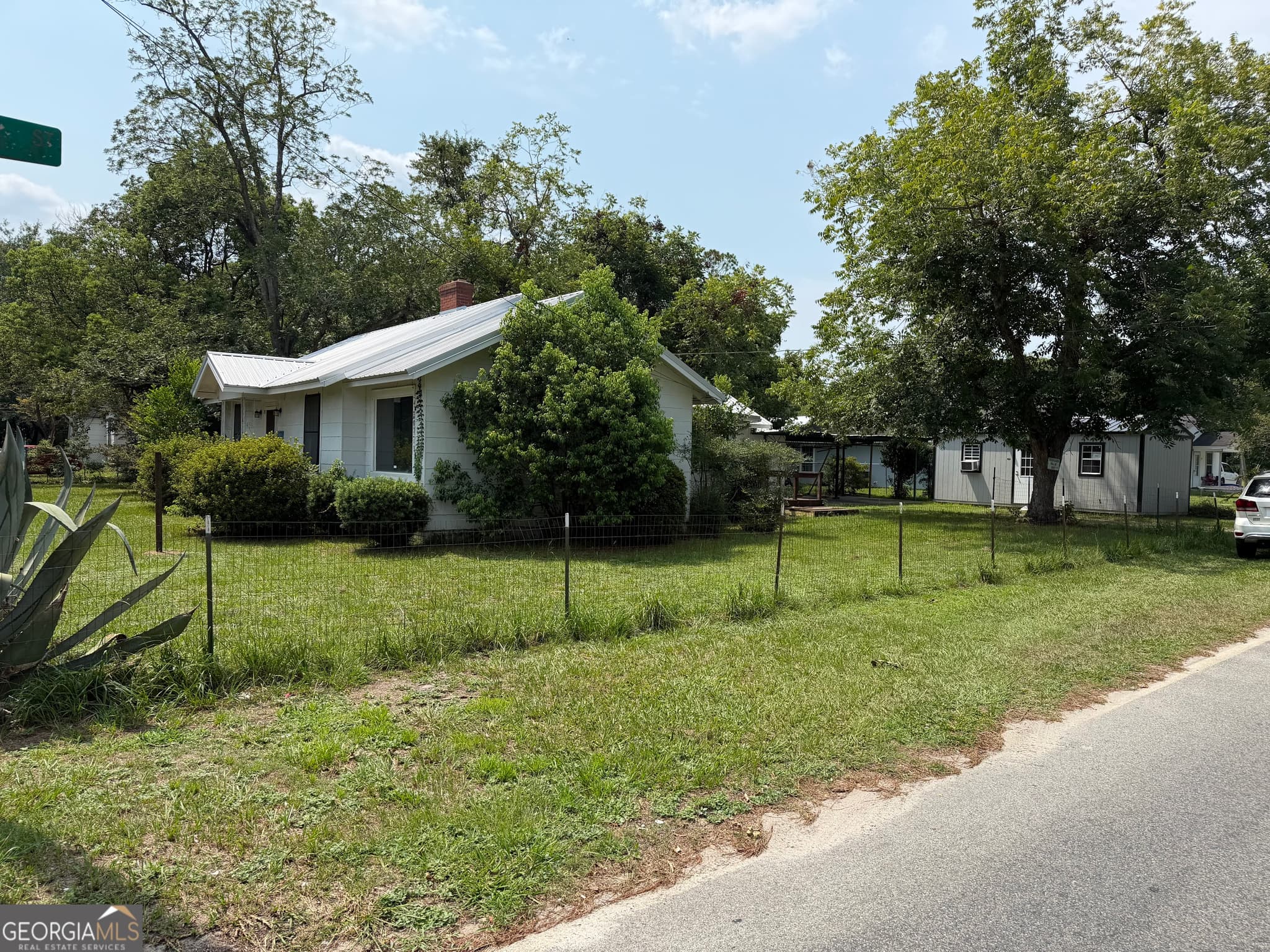 3 bedroom, 2 bathroom, 1,562 sq ft single family residence for sale at 1302 Elizabeth Street, Waycross, GA 31503 — photo 5