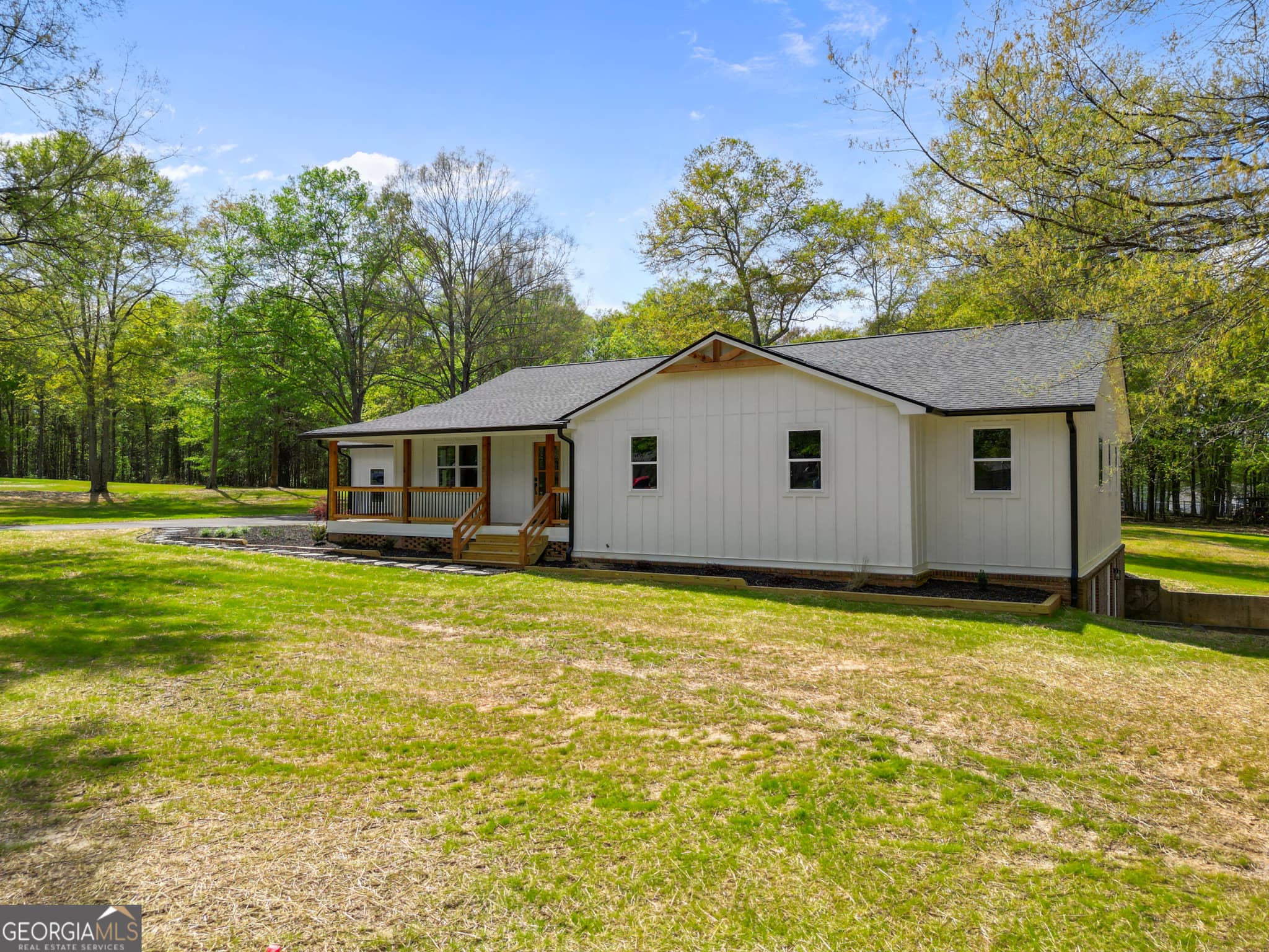 6 bedroom, 4.5 bathroom, 4,789 sq ft single family residence for sale at 401 Coleman Drive, Statham, GA 30666 — photo 3