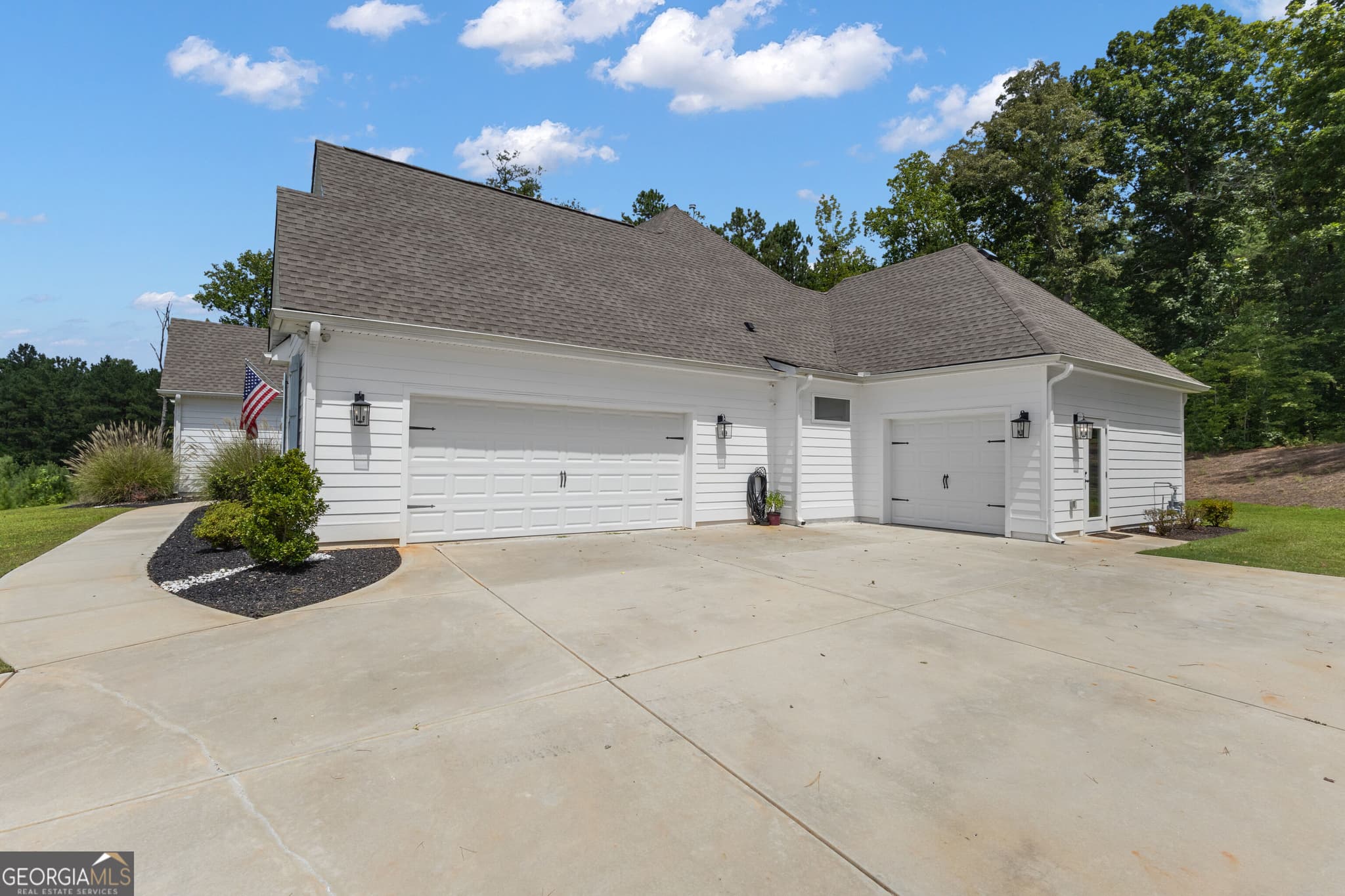 4 bedroom, 3.5 bathroom, 2,628 sq ft single family residence for sale at 215 Greyfairs Avenue, Senoia, GA 30276 — photo 3