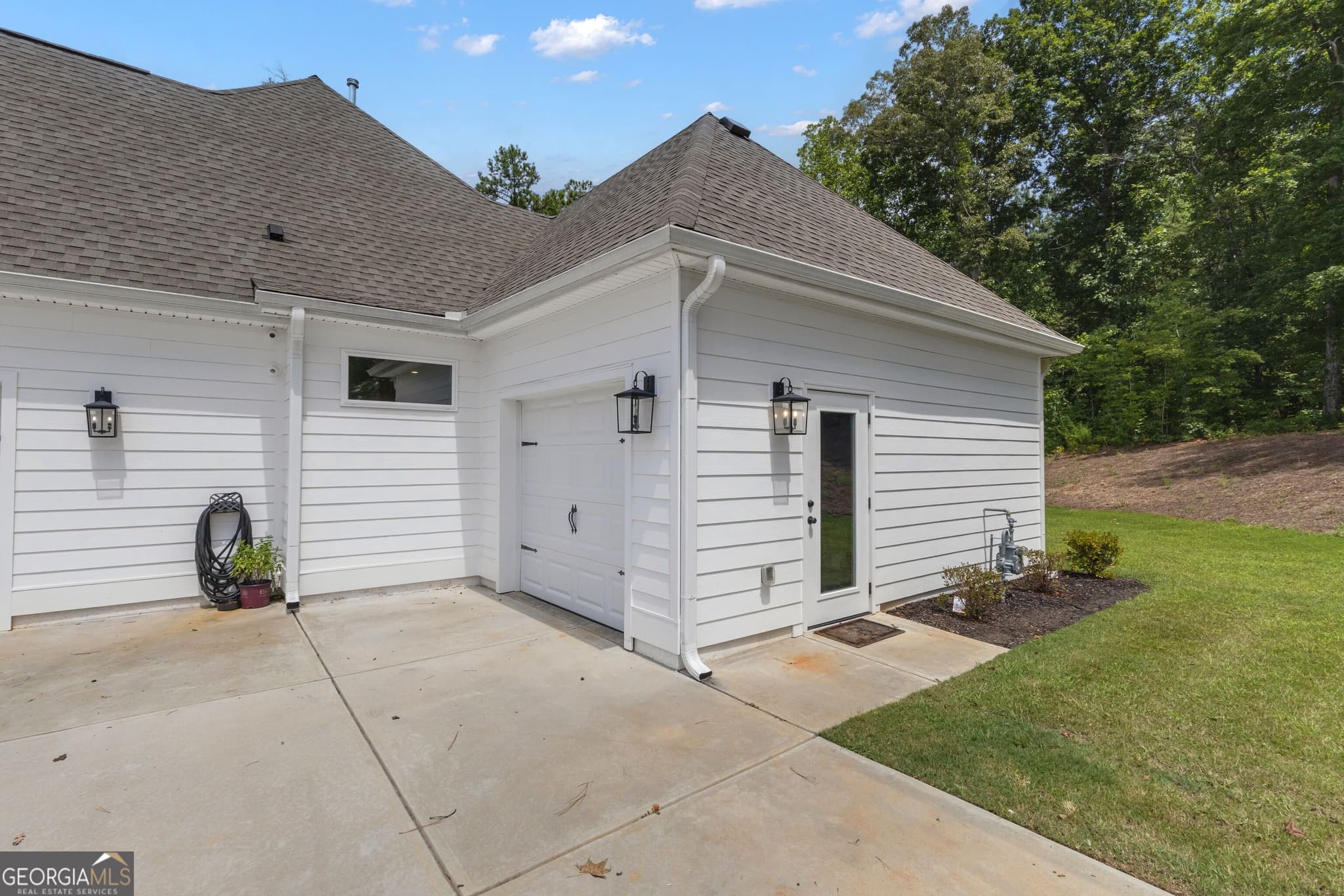 4 bedroom, 3.5 bathroom, 2,628 sq ft single family residence for sale at 215 Greyfairs Avenue, Senoia, GA 30276 — photo 4