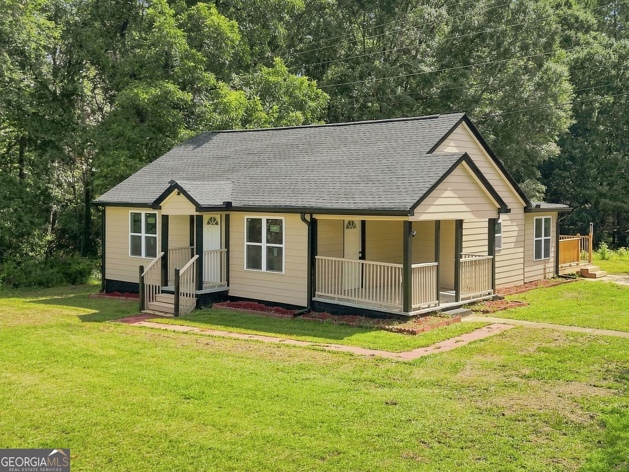 3 bedroom, 1 bathroom, 1,060 sq ft single family residence for sale at 1061 Highway 3, Hampton, GA 30228 — photo 3