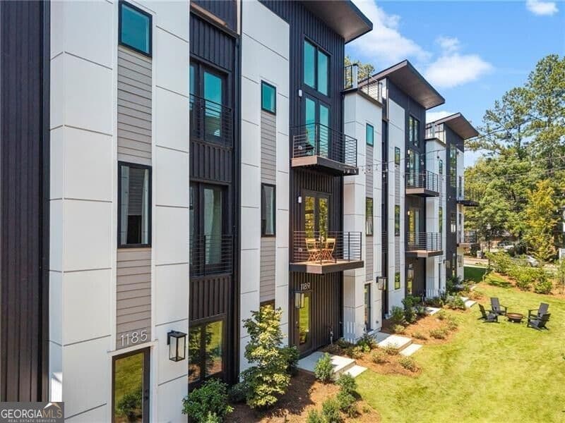3 bedroom, 3.5 bathroom, 1,976 sq ft townhouse for sale at 1189 Frederick Walk, Atlanta, GA 30324 — photo 2