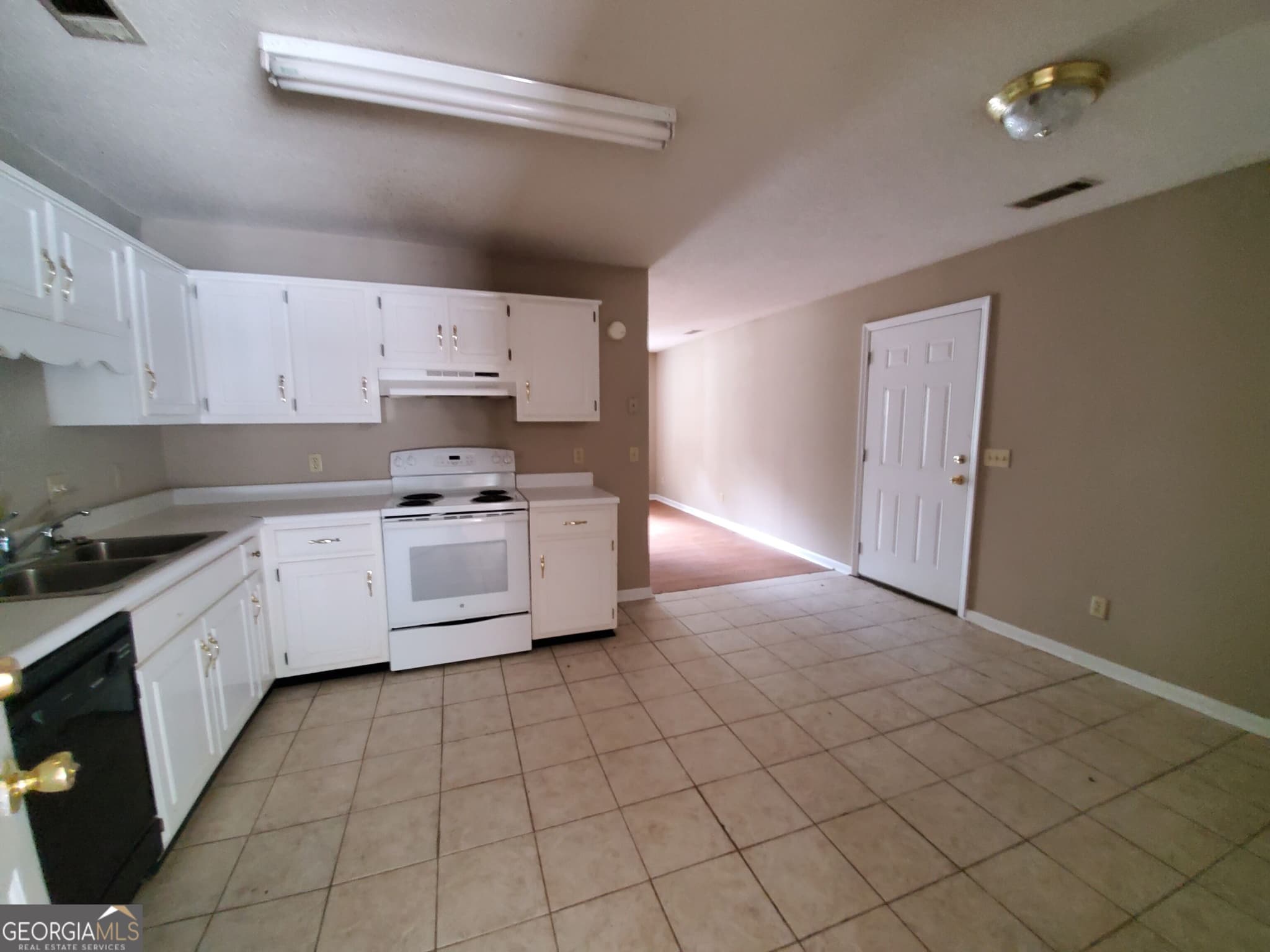 3 bedroom, 2 bathroom single family residence for rent at 403 Wendwood Court, Statesboro, GA 30458 for $1,600 a month — photo 2