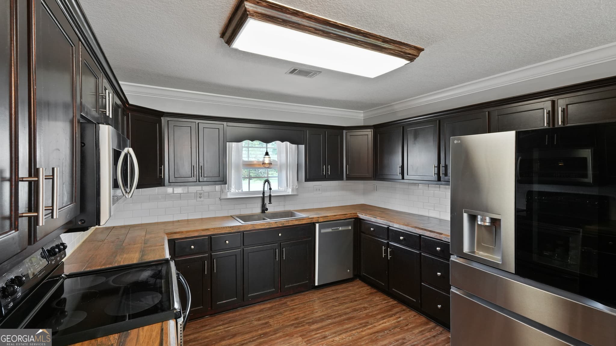 3 bedroom, 2 bathroom, 1,864 sq ft single family residence for sale at 415 Walter Street, Odum, GA 31555 — photo 3