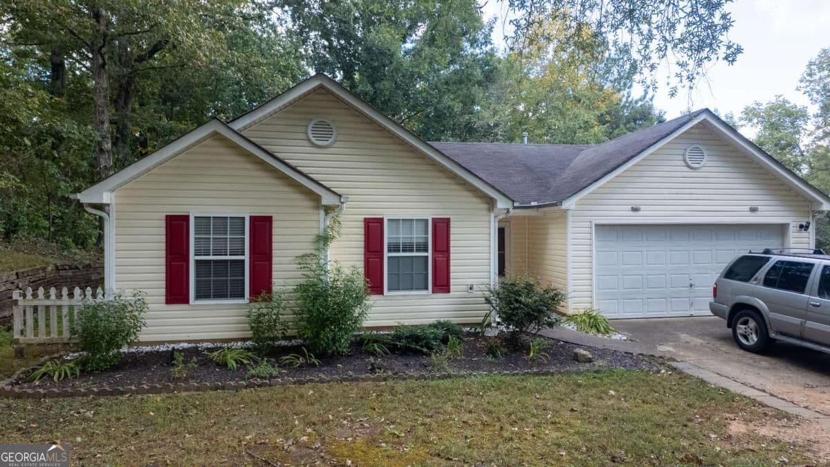 3 bedroom, 2 bathroom, 1,140 sq ft single family residence for sale at 4391 Marci Street, Snellville, GA 30039 — photo 2