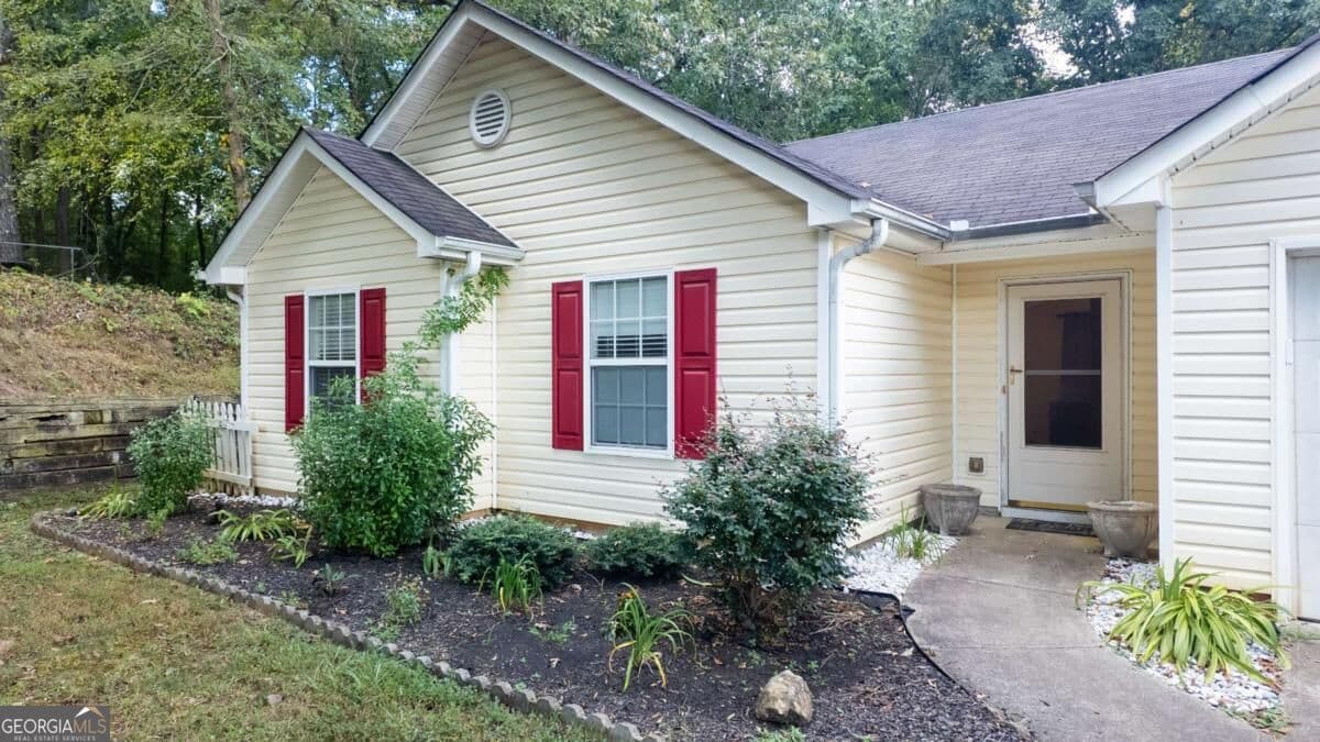 3 bedroom, 2 bathroom, 1,140 sq ft single family residence for sale at 4391 Marci Street, Snellville, GA 30039 — photo 3