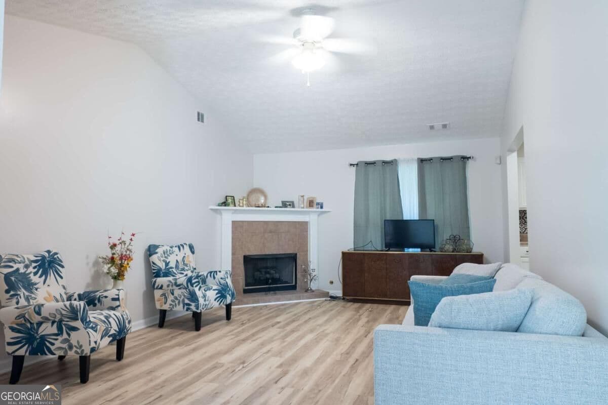 3 bedroom, 2 bathroom, 1,140 sq ft single family residence for sale at 4391 Marci Street, Snellville, GA 30039 — photo 4