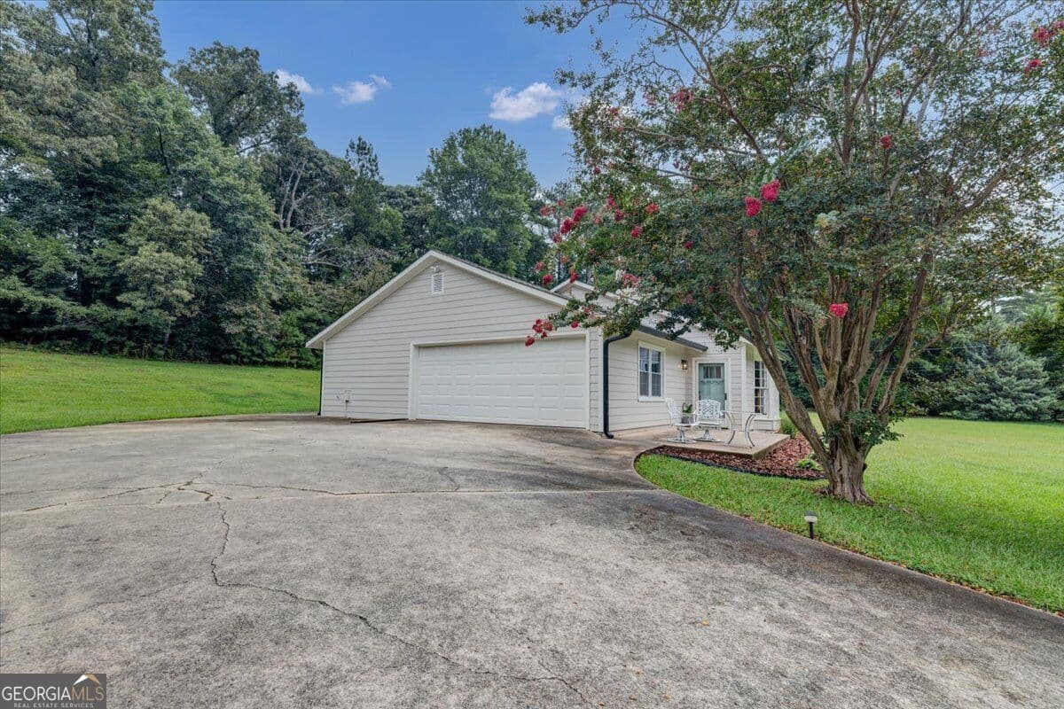 3 bedroom, 2 bathroom, 1,874 sq ft single family residence for rent at 120 Creekwood Lane, Fayetteville, GA 30214 for $2,800 a month — photo 5