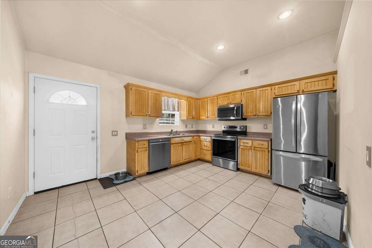 3 bedroom, 2 bathroom, 1,360 sq ft single family residence for sale at 212 Whispering Pine Circle, White, GA 30184 — photo 9