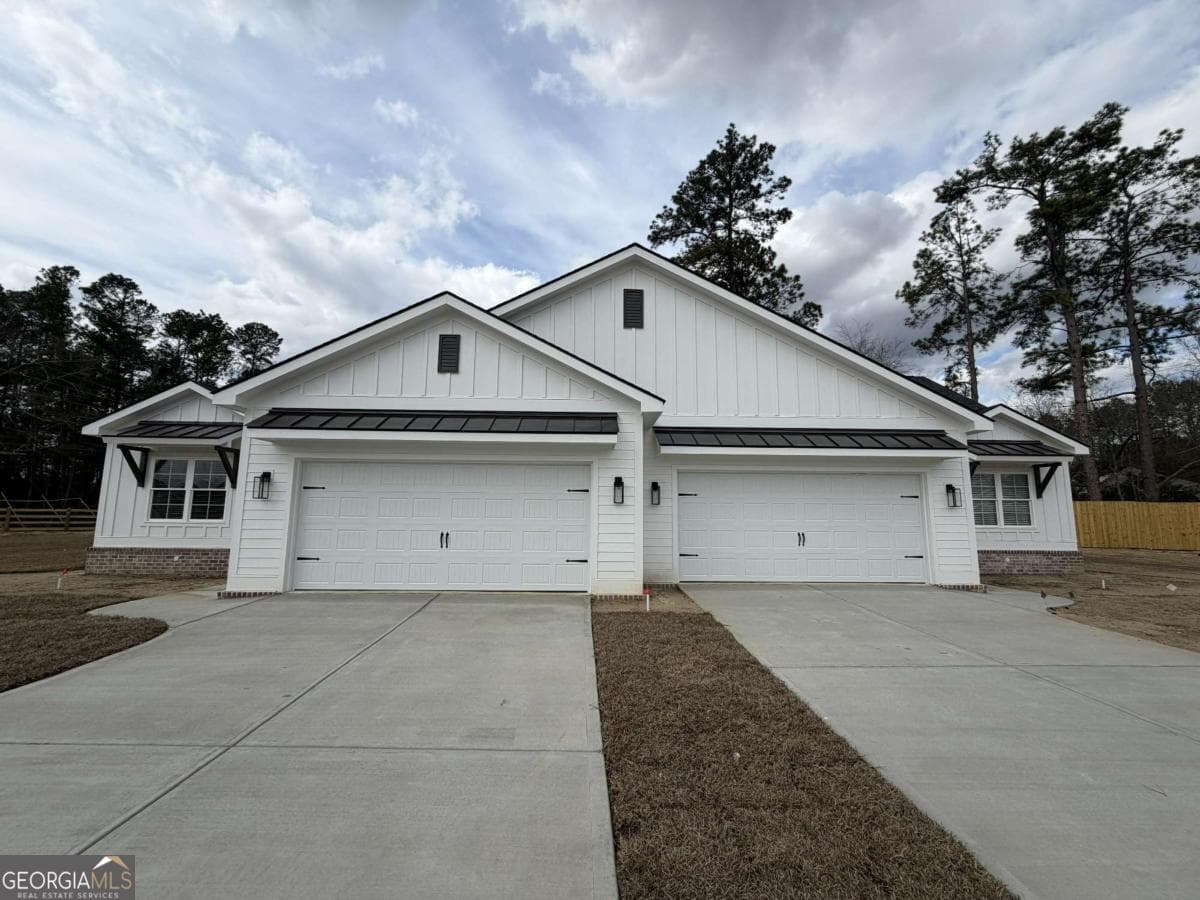 3 bedroom, 2.5 bathroom, 1,418 sq ft duplex for rent at 117 Longpoint Drive AB, Statesboro, GA 30458 for $2,200 a month — photo 1 of 20