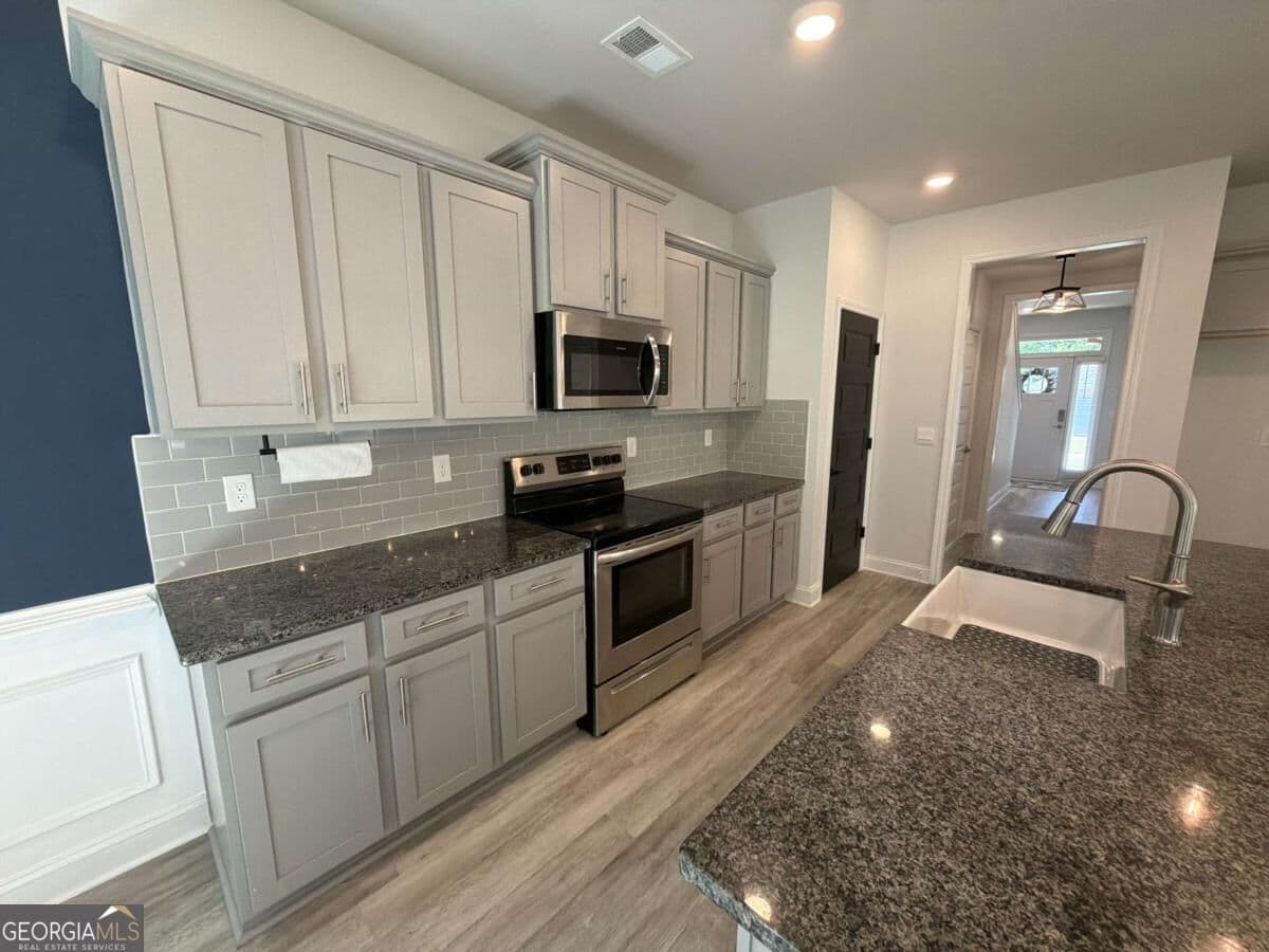 4 bedroom, 2.5 bathroom, 2,220 sq ft single family residence for sale at 304 Magnolia Villas Drive, Cornelia, GA 30531 — photo 6
