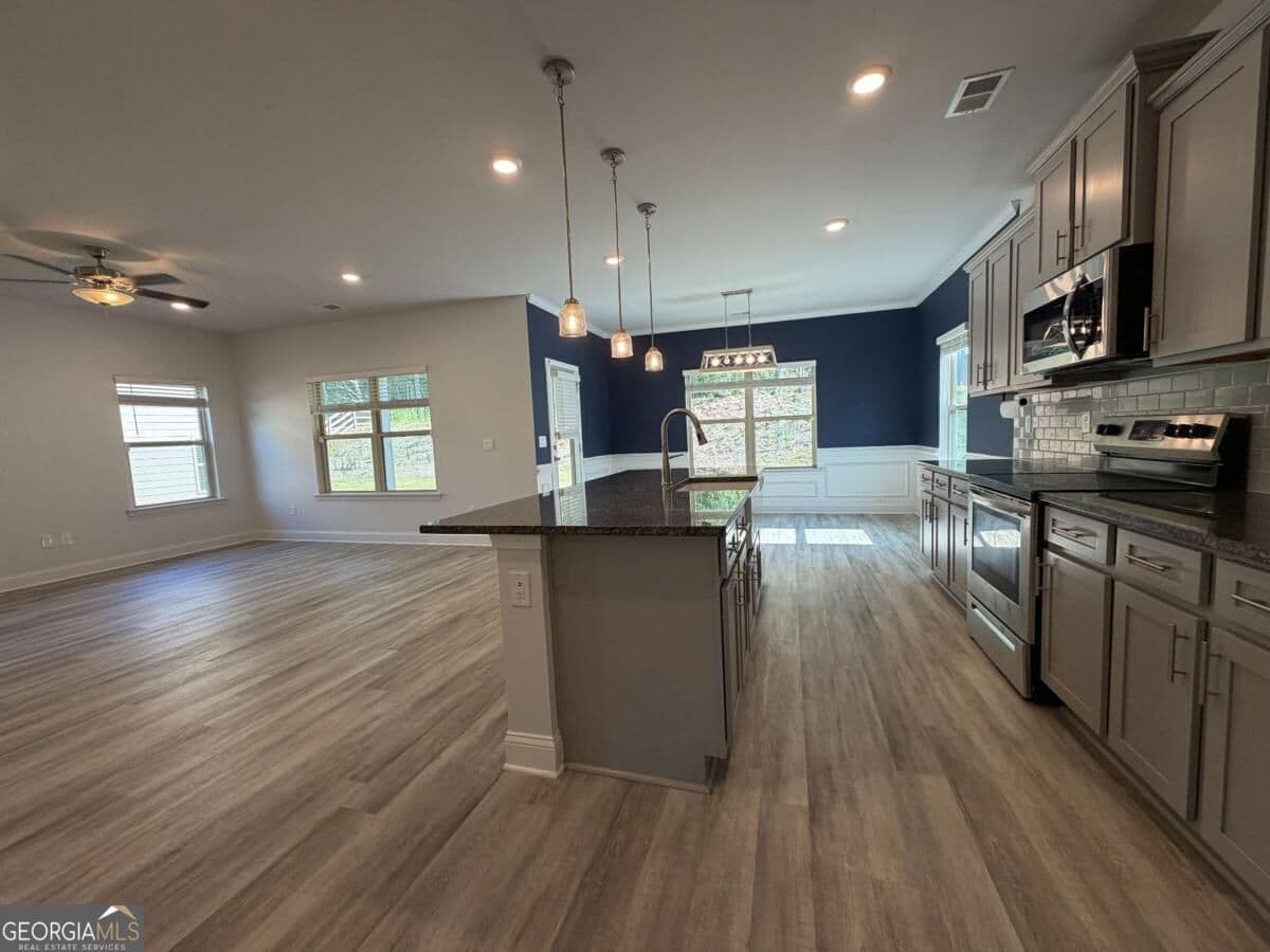 4 bedroom, 2.5 bathroom, 2,220 sq ft single family residence for sale at 304 Magnolia Villas Drive, Cornelia, GA 30531 — photo 4