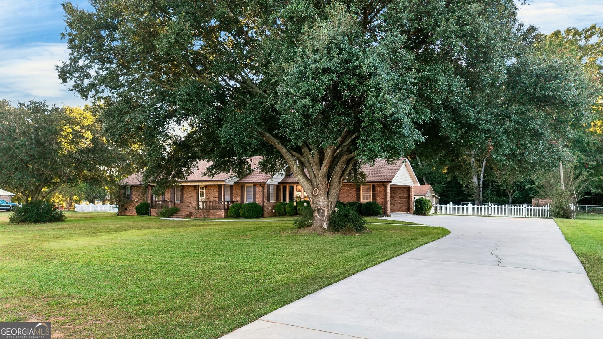 3 bedroom, 2.5 bathroom, 2,362 sq ft single family residence for sale at 162 Skyview Drive, Griffin, GA 30224 — photo 2