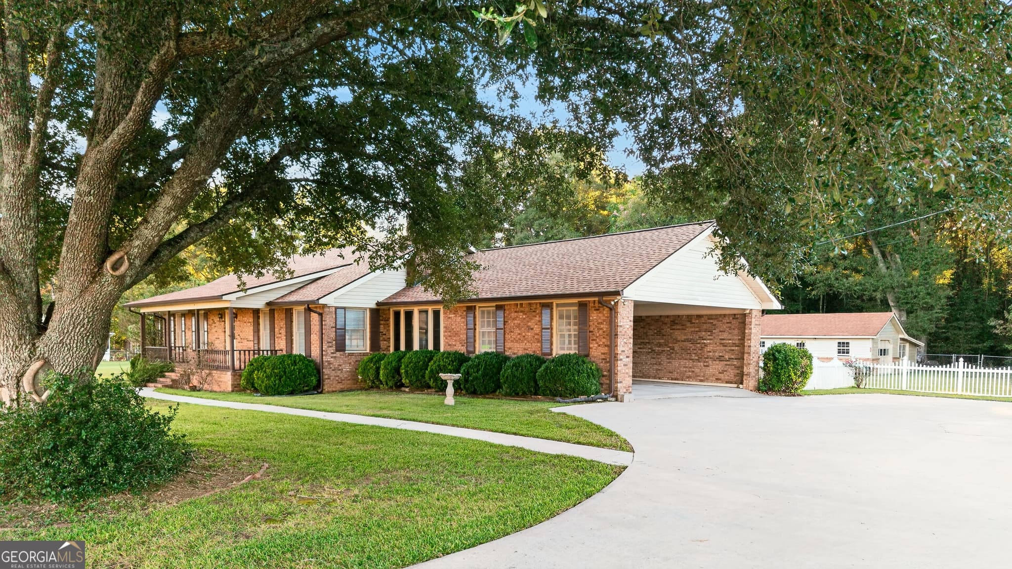 3 bedroom, 2.5 bathroom, 2,362 sq ft single family residence for sale at 162 Skyview Drive, Griffin, GA 30224 — photo 3