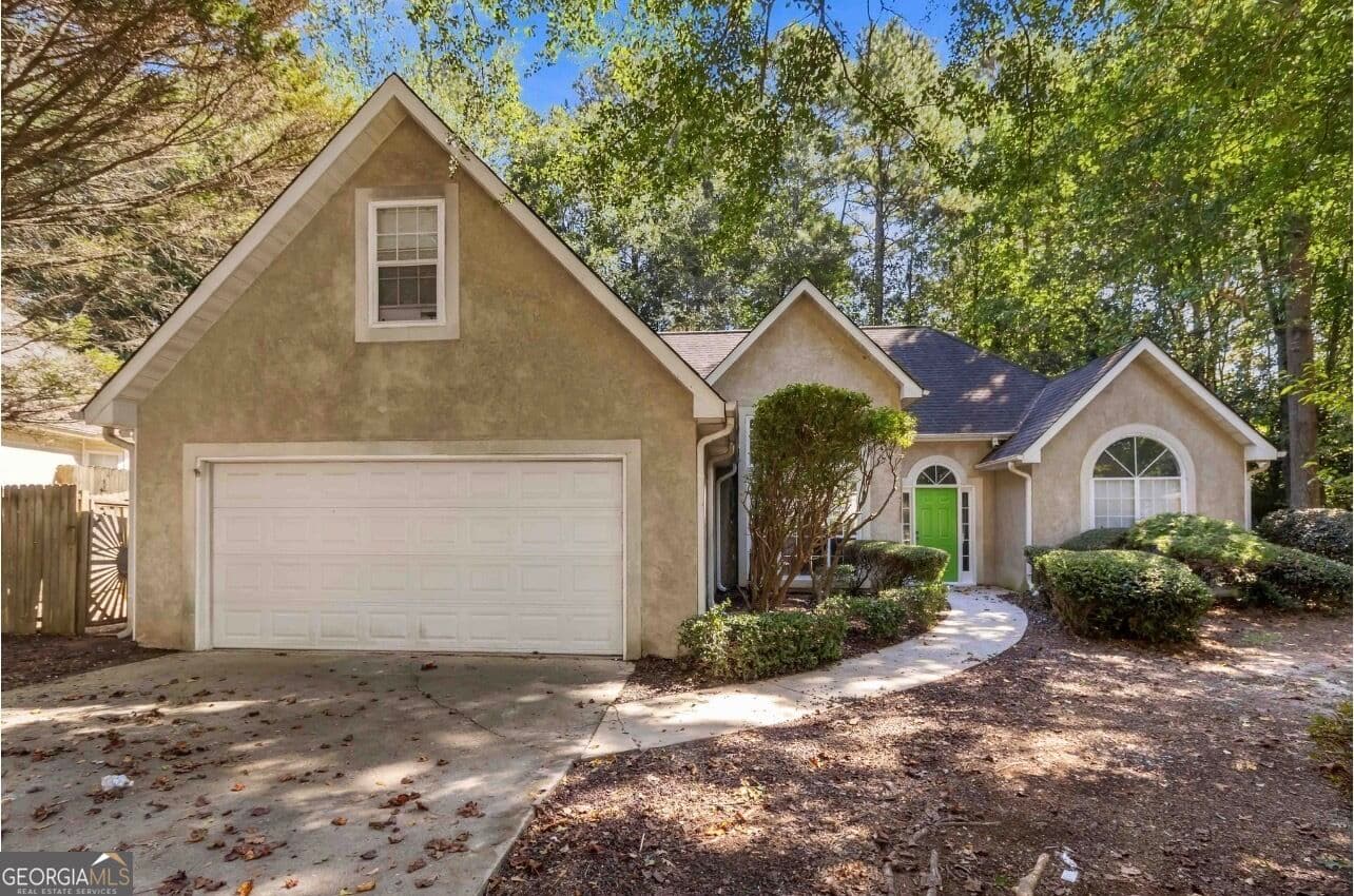 3 bedroom, 2 bathroom, 1,900 sq ft single family residence for sale at 393 Victoria Lane, Stockbridge, GA 30281 — photo 1 of 24