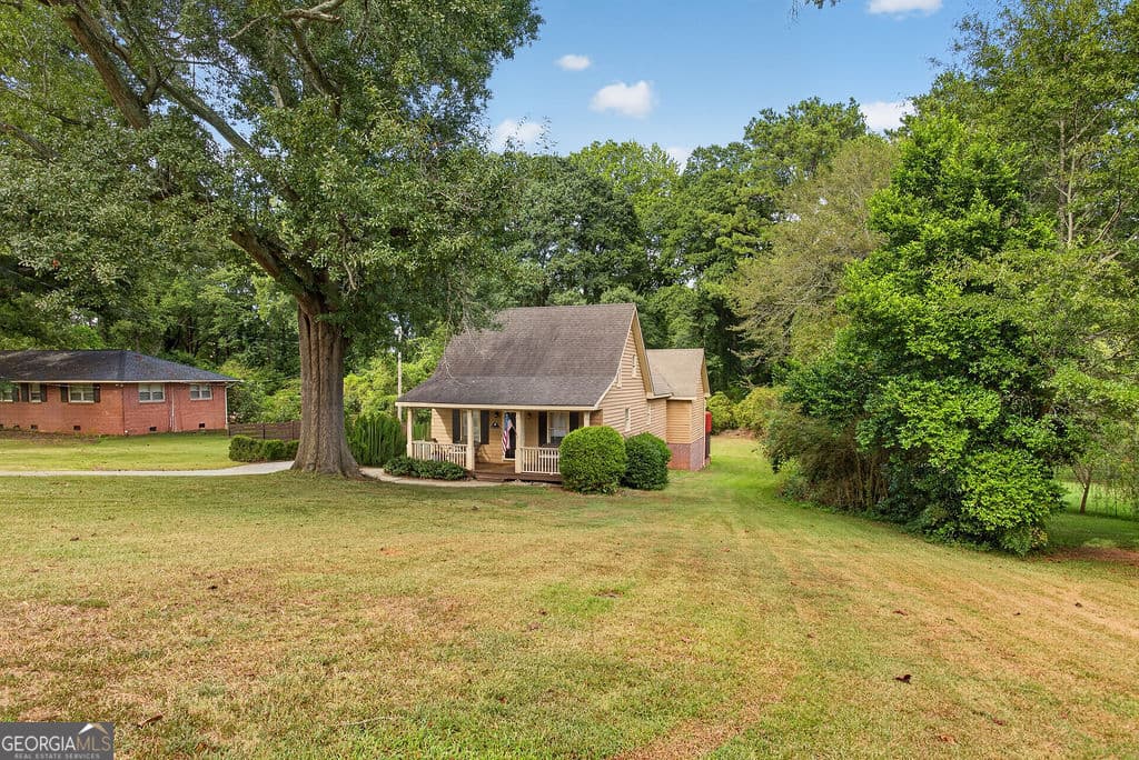 3 bedroom, 3 bathroom, 2,418 sq ft single family residence for sale at 200 1/2 Pine Street, Barnesville, GA 30204 — photo 2