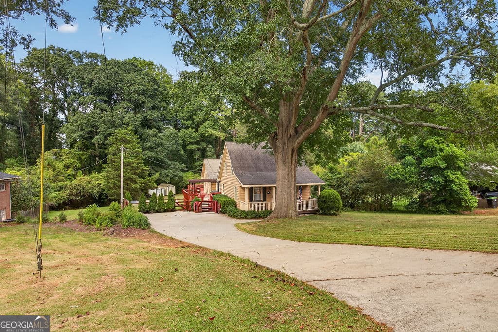 3 bedroom, 3 bathroom, 2,418 sq ft single family residence for sale at 200 1/2 Pine Street, Barnesville, GA 30204 — photo 3