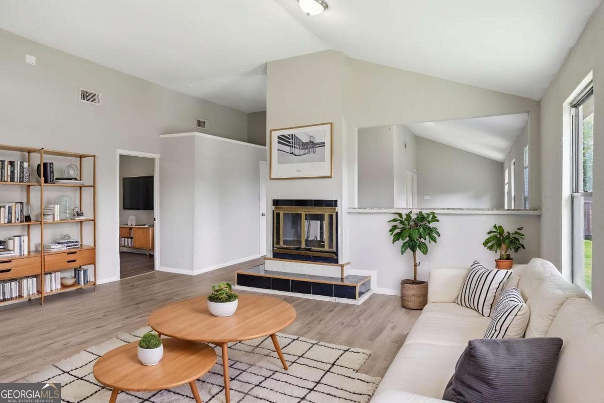 3 bedroom, 1 bathroom, 825 sq ft single family residence for sale at 836 Amber Place, Atlanta, GA 30331 — photo 3