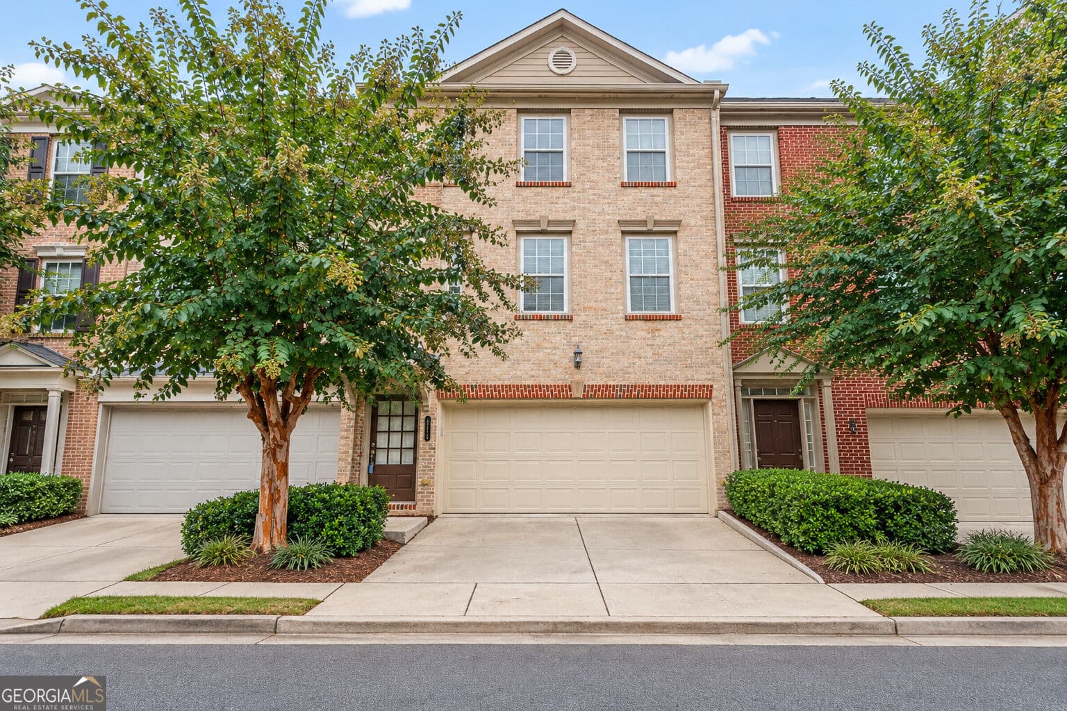 3 bedroom, 3.5 bathroom, 2,829 sq ft townhouse for sale at 5758 Pine Oak Drive, Peachtree Corners, GA 30092 — photo 1 of 38