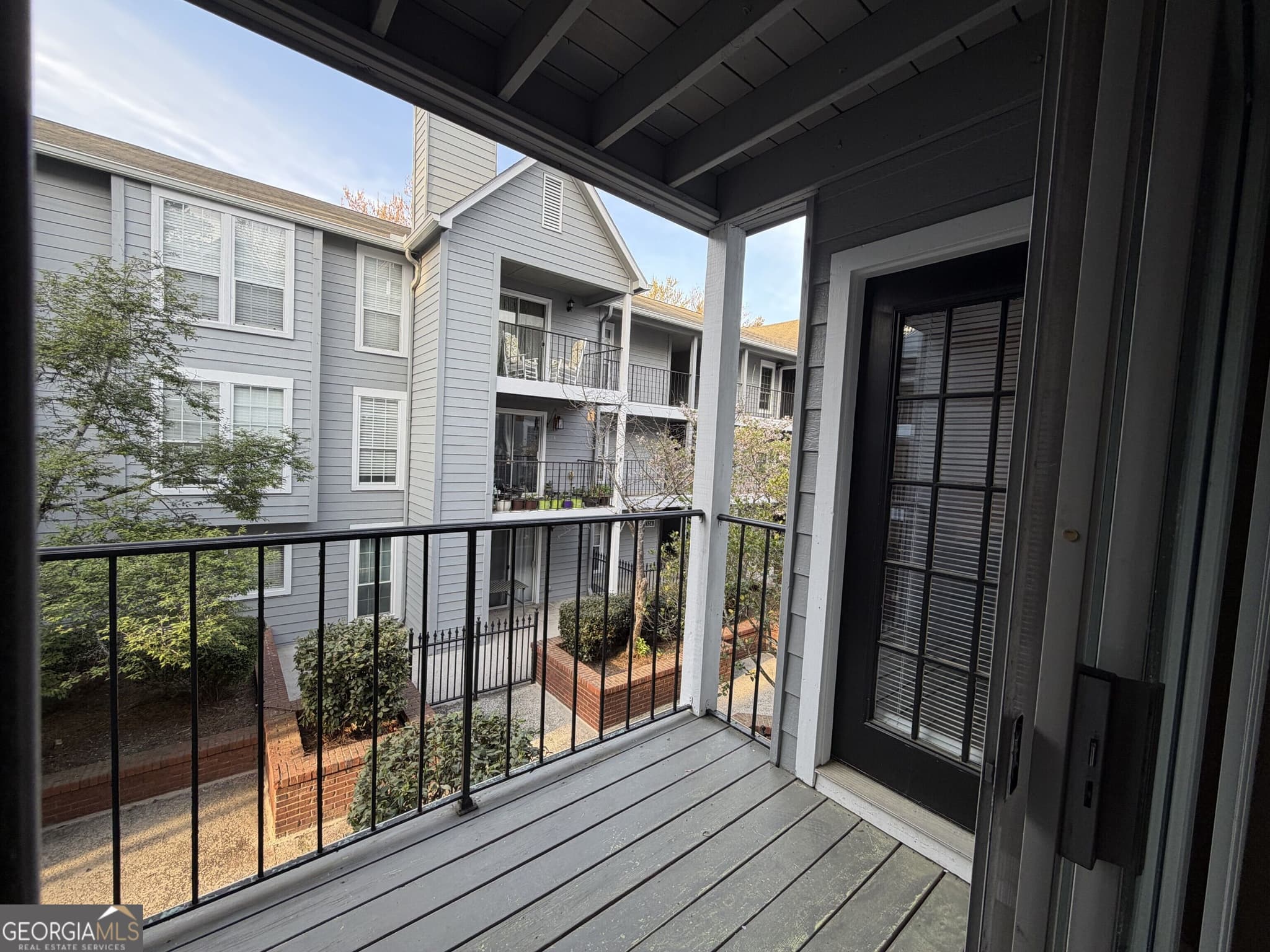 1 bedroom, 1 bathroom, 629 sq ft condominium for sale at 418 Granville Court, Atlanta, GA 30328 — photo 2