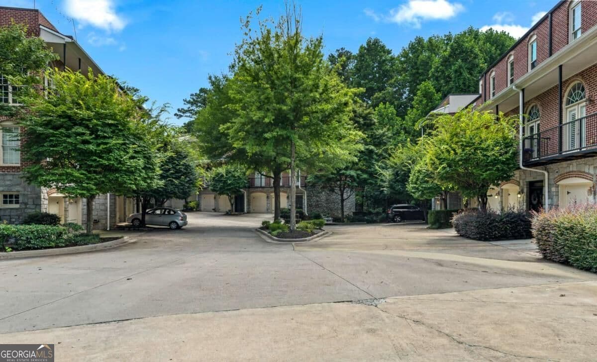 5 bedroom, 4 bathroom, 3,890 sq ft townhouse for sale at 5512 Glenridge Drive K, Atlanta, GA 30342 — photo 2