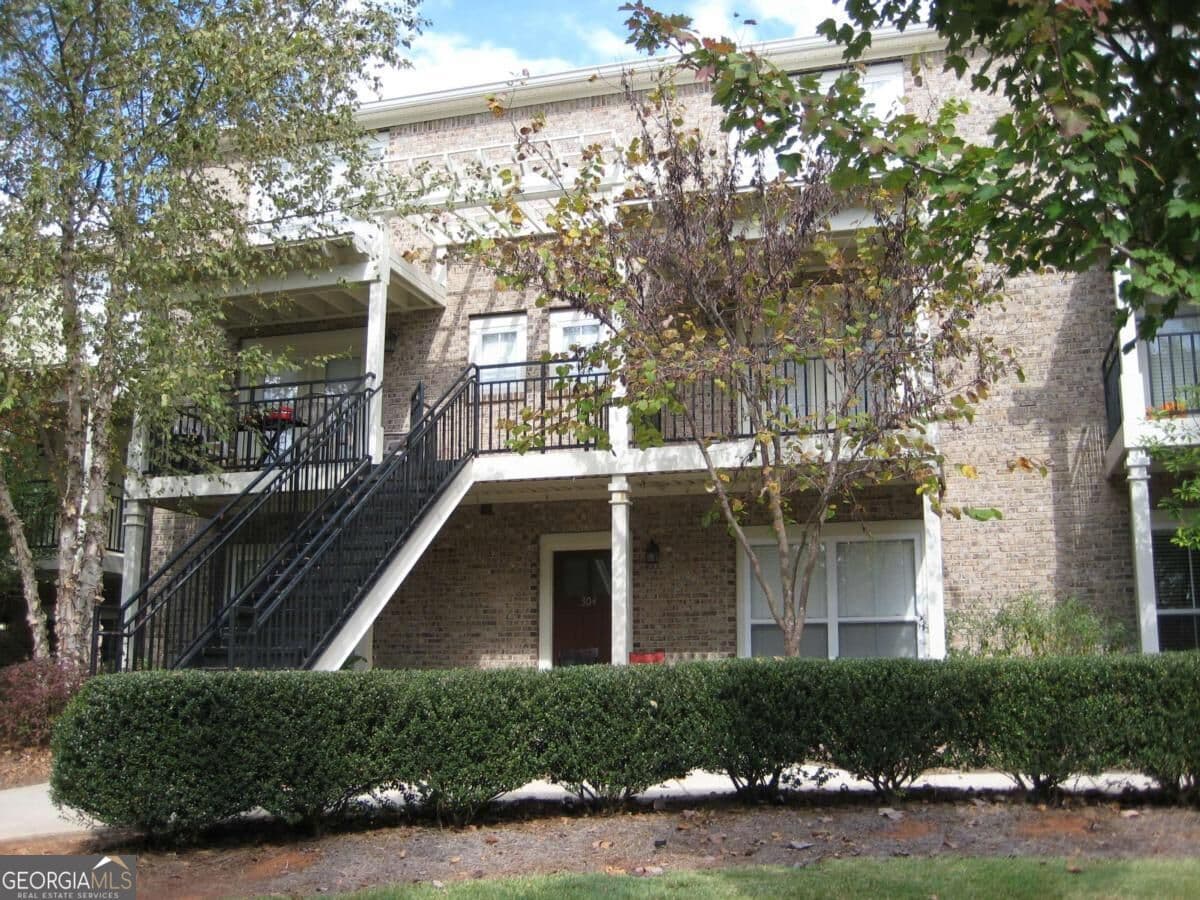 3 bedroom, 3 bathroom condominium for sale at 490 Barnett Shoals Road 914, Athens, GA 30605 — photo 1 of 12