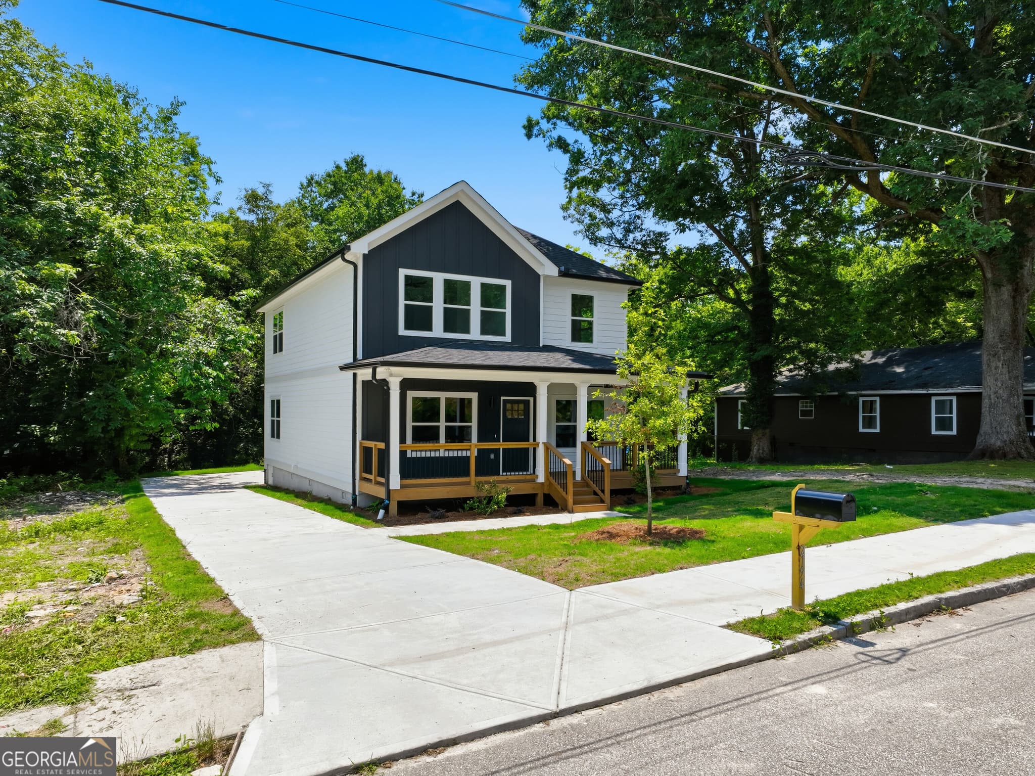 4 bedroom, 3 bathroom, 2,200 sq ft single family residence for sale at 2194 SW Wingate Street, Atlanta, GA 30310 — photo 2