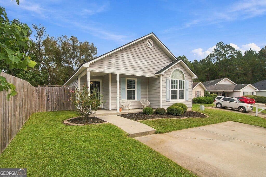 3 bedroom, 2 bathroom, 1,213 sq ft single family residence for sale at 4076 Chadwyck Drive, Valdosta, GA 31605 — photo 2