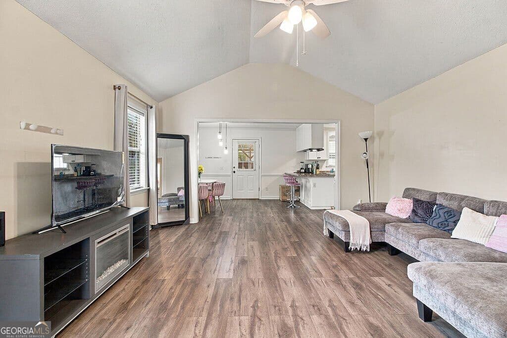 3 bedroom, 2 bathroom, 1,213 sq ft single family residence for sale at 4076 Chadwyck Drive, Valdosta, GA 31605 — photo 6